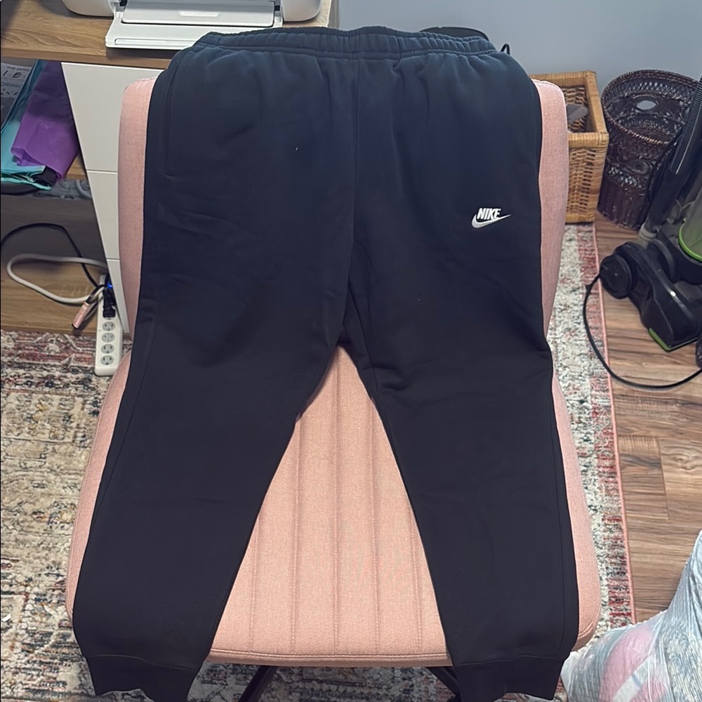Nike Men Size M Tapered Leg Joggers